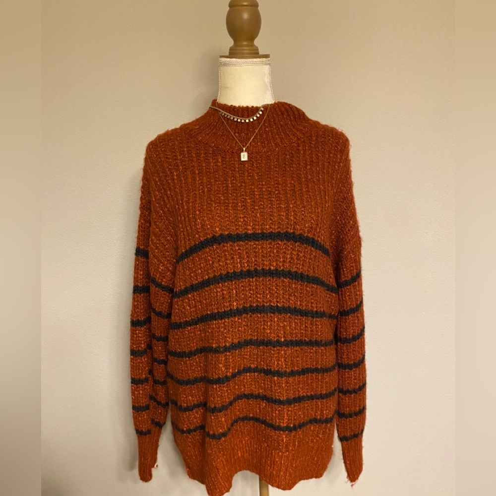 Ingrid & Isabel maternity sweater in rust and black